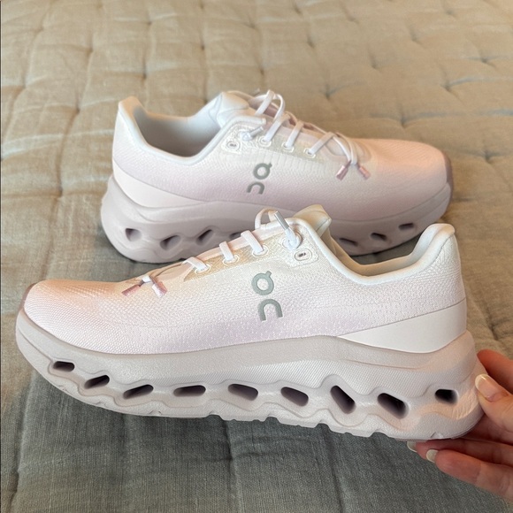 On Running sized for men 8 Light Pink Cloud Sneakers - Picture 4 of 7